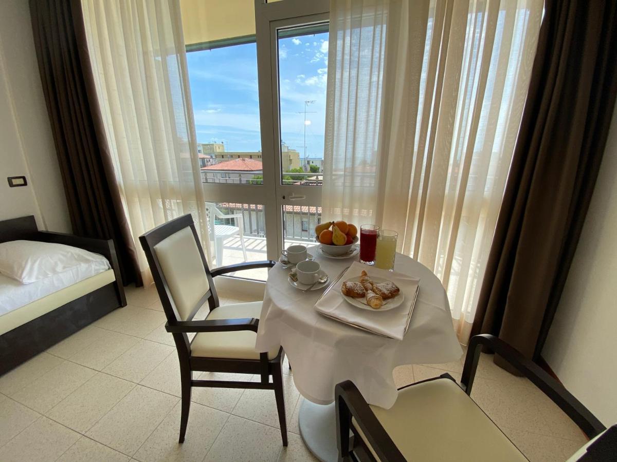 Palace Hotel Regina Bibione Bagian luar foto